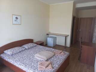 Гостиница Пляж-отель Омега-4 Севастополь Стандартный двухместный номер с 1 кроватью или 2 отдельными кроватями, вид на море-3