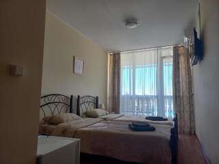 Гостиница Пляж-отель Омега-4 Севастополь Стандартный двухместный номер с 1 кроватью или 2 отдельными кроватями и балконом-1