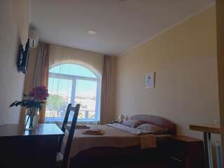 Гостиница Пляж-отель Омега-4 Севастополь Стандартный двухместный номер с 1 кроватью или 2 отдельными кроватями, вид на море-9